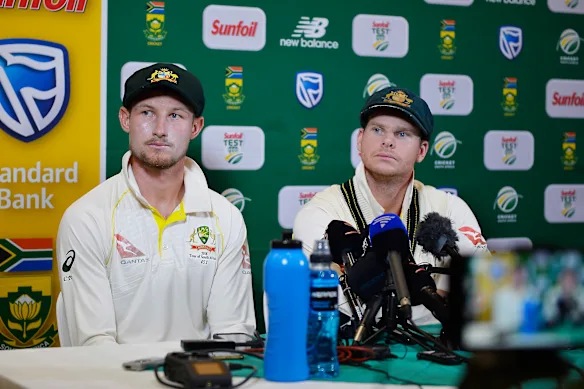 Cameron Bancroft (à gauche) et Steve Smith font face aux médias après le scandale de tricherie du Cap en 2018.